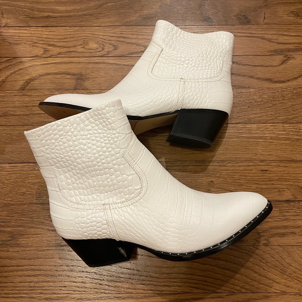 SOMETHING NAVY White Wesley Leather Bootie / Boots